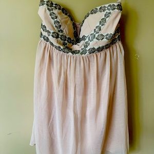 Minuet Woman’s strapless dress